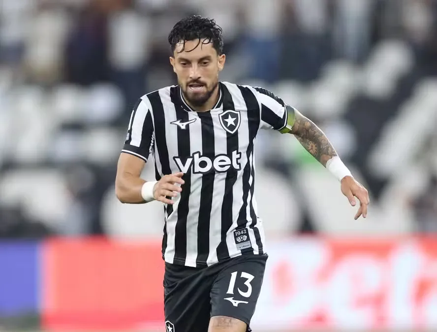 Alex Telles renova contrato com o Botafogo por mais dois anos
