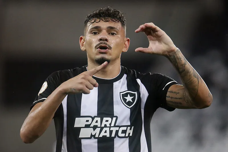 Atacante que marcou seu nome na história do Glorioso pode retornar ao clube