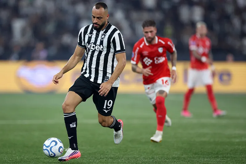 Arthur Cabral foi cobrado pela torcida no fim da partida e chegou a ser xingado