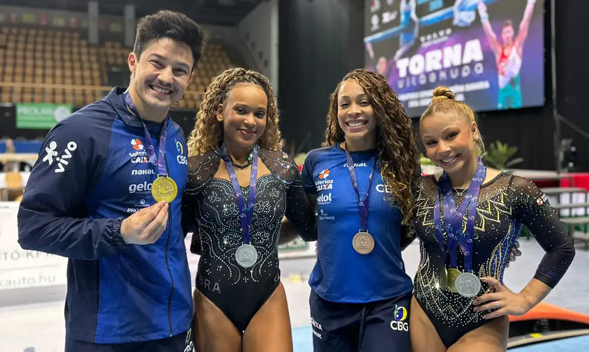 Rebeca Andrade, prata, e Flávia Saraiva, com ouro, fizeram uma dobradinha verde e amarela na trave