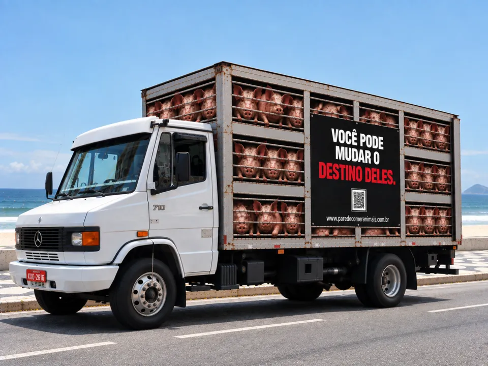 A intervenção leva às ruas um caminhão que reproduz visualmente o transporte de porcos a caminho do matadouro, acompanhado por sons desses animais em contexto de abate