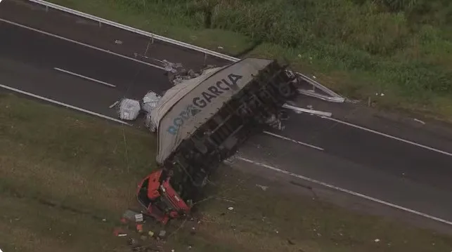 Carreta que transportava ácido tombou no Arco Metropolitano