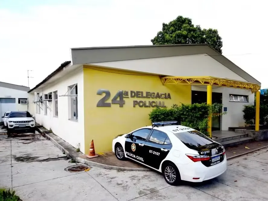 Menina de 3 anos é resgatada pela PM dentro de carro abandonado em Vicente de Carvalho