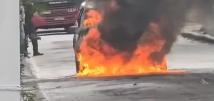 Carro pega fogo na Avenida Ary Parreiras, em Icaraí