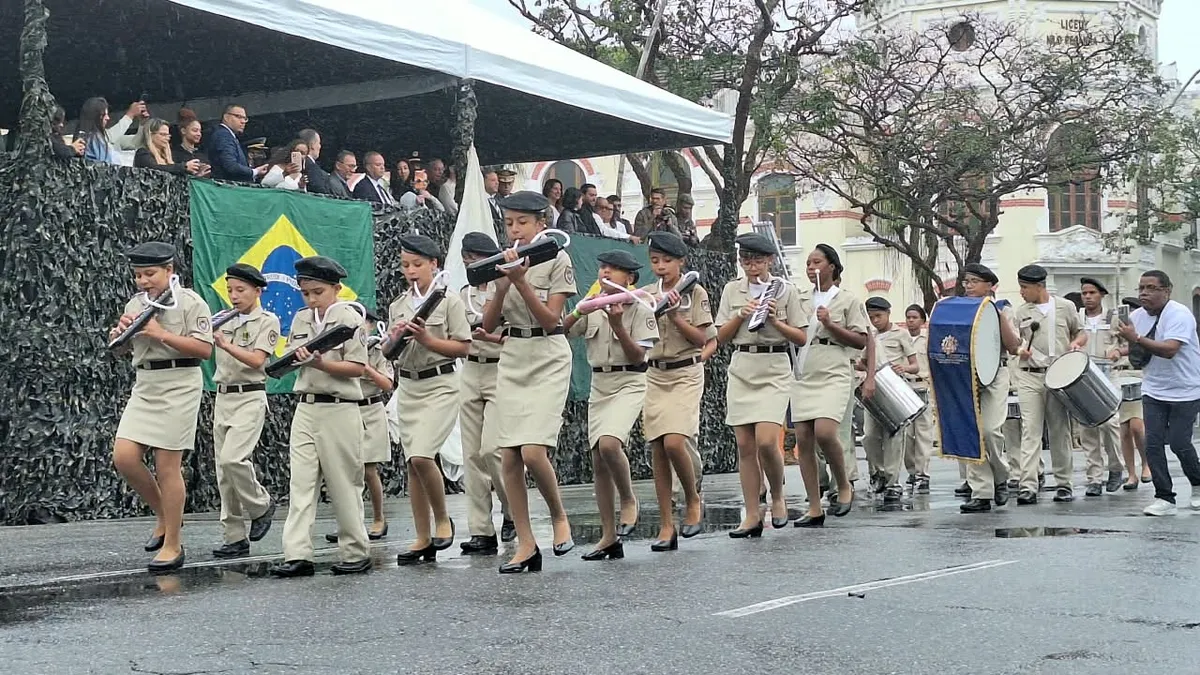 Desfile cívico-militar começou por volta das 8h30 na Avenida Ernani do Amaral Peixoto