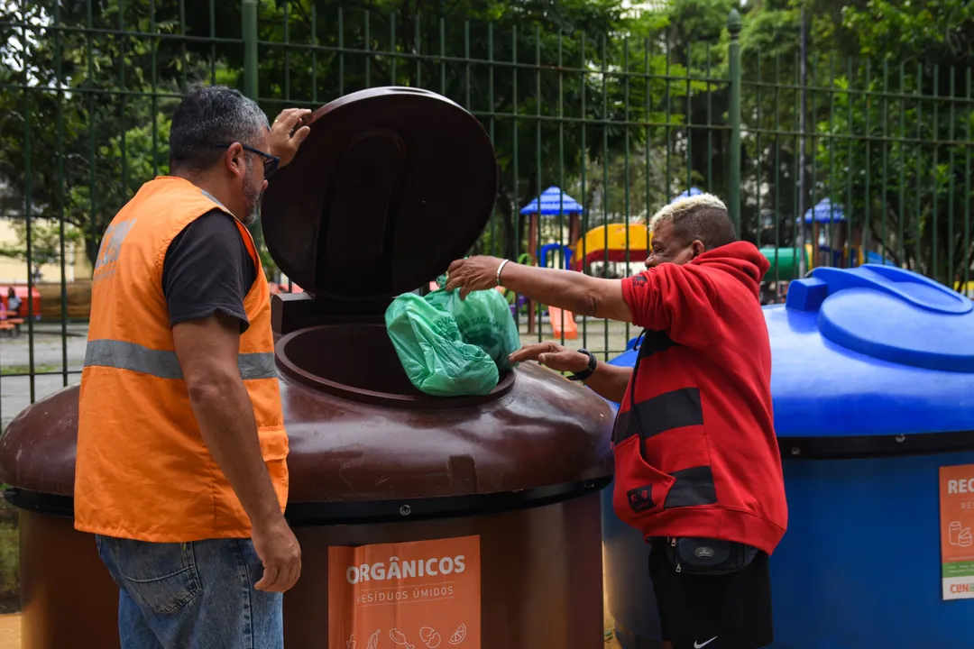 Os equipamentos têm capacidade de 5 metros cúbicos cada e contribuem para organizar o descarte de resíduos e melhorar a limpeza urbana da região