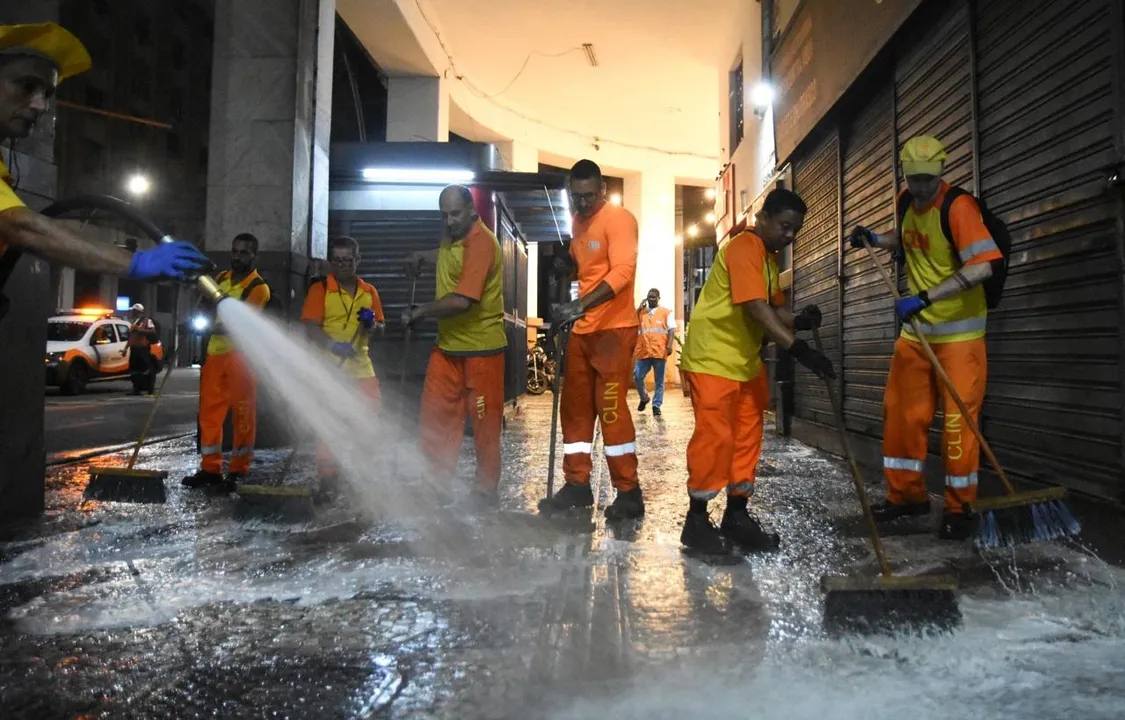 O serviço contou com o apoio da NitTrans e integra a rotina de limpeza urbana da Clin