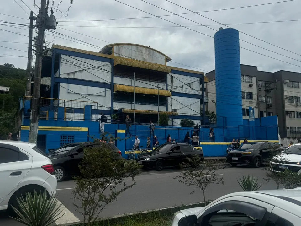 Escola Municipal Alberto Torres, na Avenida Jornalista Roberto Marinho, no bairro Colubandê, registra dia tranquilo de votação