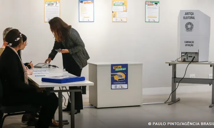 Colinha em papel e sem celular: saiba o que pode entrar na cabine