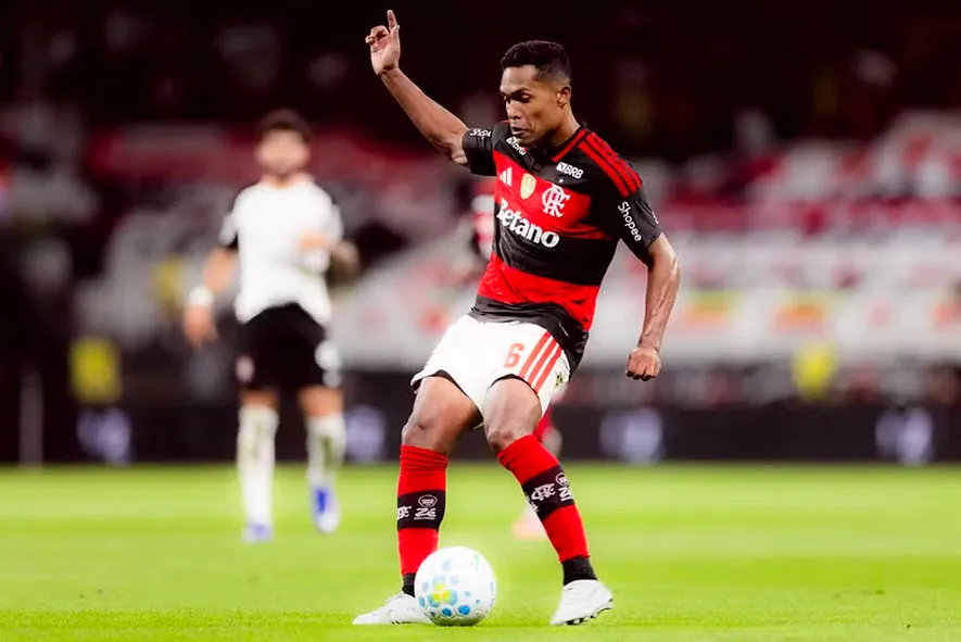 Alex Sandro segue fora do Flamengo por lesão na panturrilha direita