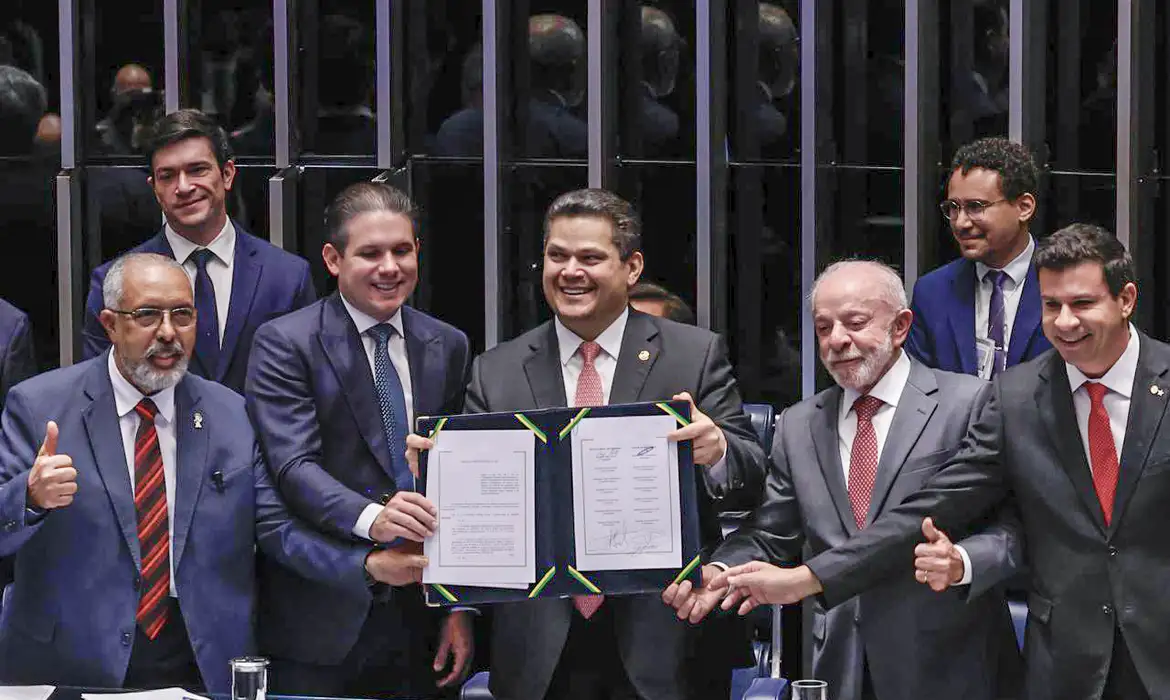Ministros de estado, senadores e deputados da base aliada lotaram o plenário do Senado