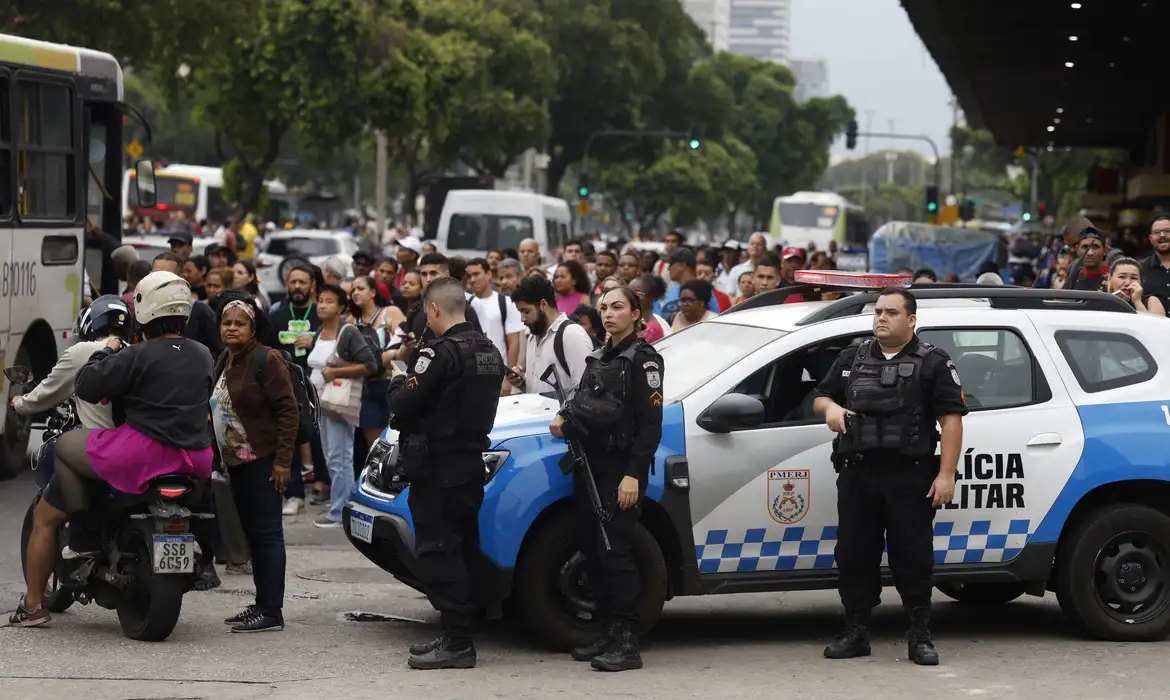 Com formas diferentes de atuação, temas como o combate ao crime organizado e à violência contra a mulher, ampliação da segurança nas fronteiras e fortalecimento do sistema prisional estão entre as iniciativas citadas nas propostas de governo
