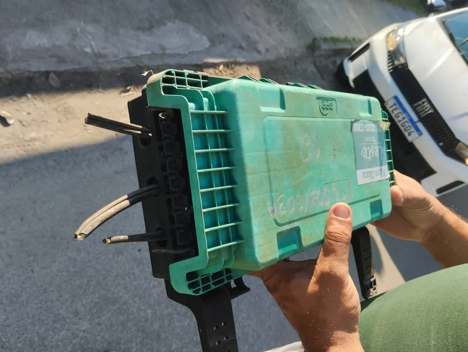 Moradores e comerciantes de Niterói relatam cortes irregulares em cabos de internet
