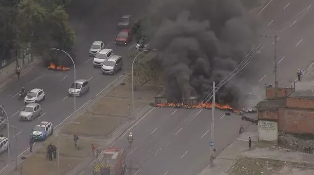 Protesto interditou trechos próximos ao Morro da Mangueira, no Rio de Janeiro