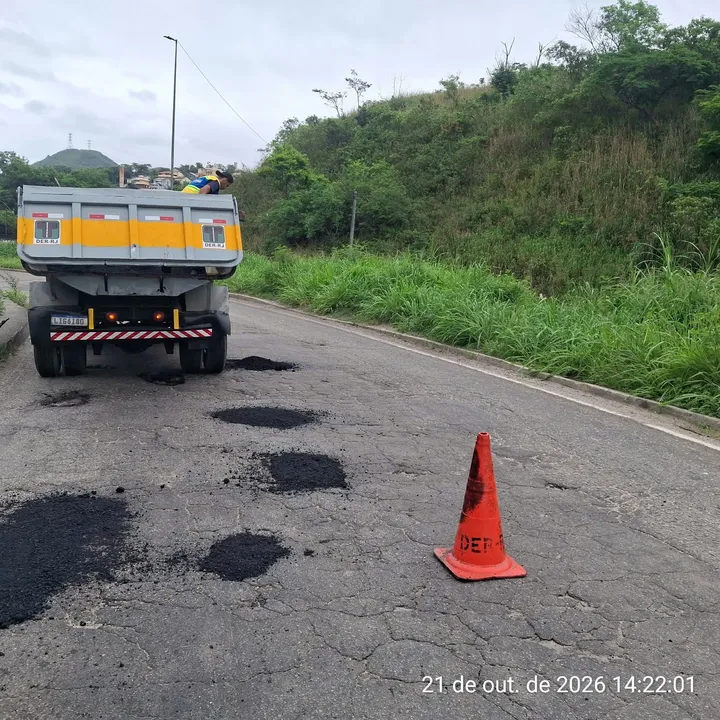 Profissionais estão percorrendo a via e tapando os buracos