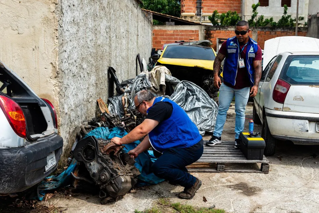 Num dos ferros-velhos, os agentes do Detran RJ localizaram um motor roubado