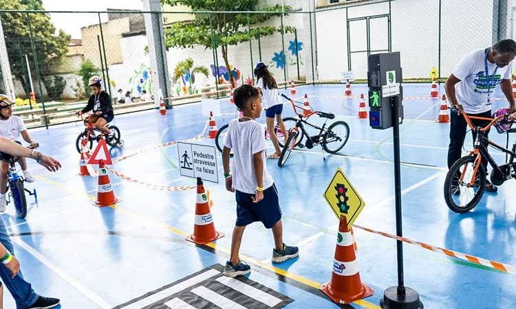 A programação inclui fóruns de debates, palestras, atividades lúdicas para alunos do ensino fundamental, blitzes para motociclistas, testes de bafômetro em bares, passeios ciclísticos e culturais, além da distribuição de materiais informativos e equipamentos de segurança