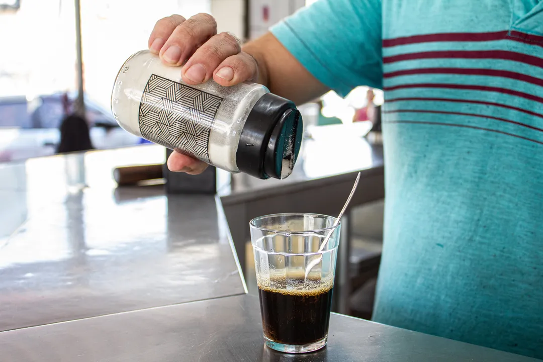 O cafeeiro, que produz o fruto do café, é uma espécie originária da Etiópia, contudo, foi no Brasil, que a iguaria ganhou destaque