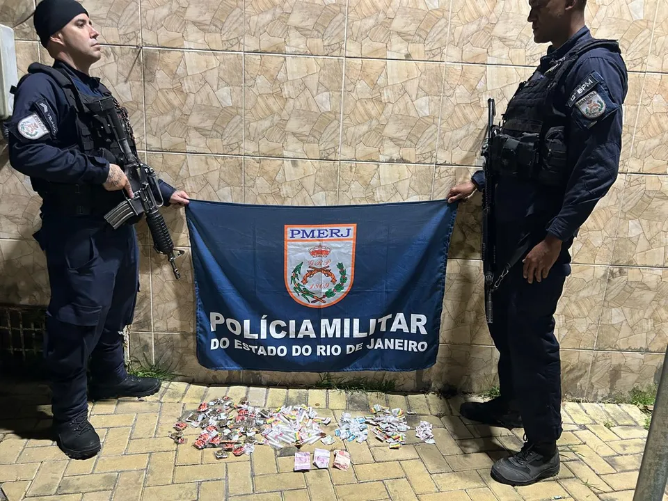 Pequena quantidade de drogas foi apreendida com a dupla