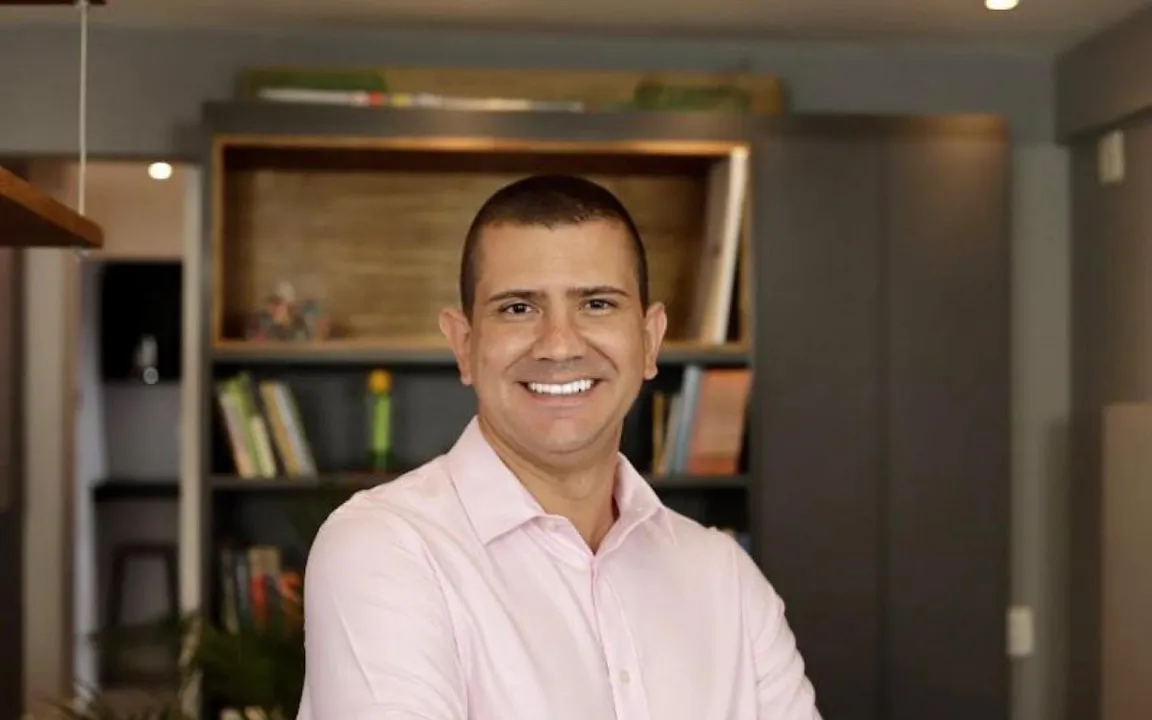 O político de 37 anos construiu sua carreira entre a administração municipal, o governo estadual e a Assembleia Legislativa do Rio de Janeiro