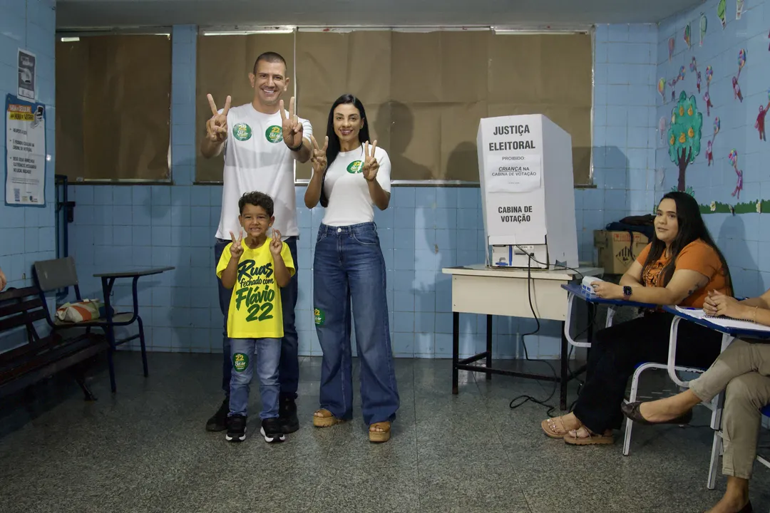 Douglas Ruas vota com a família em São Gonçalo