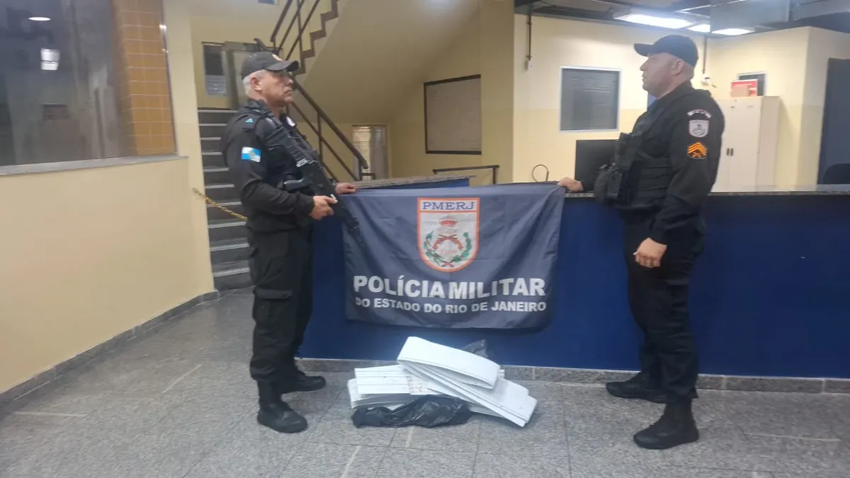 Durante a abordagem os policiais encontraram o portão residencial de alumínio, já amassado