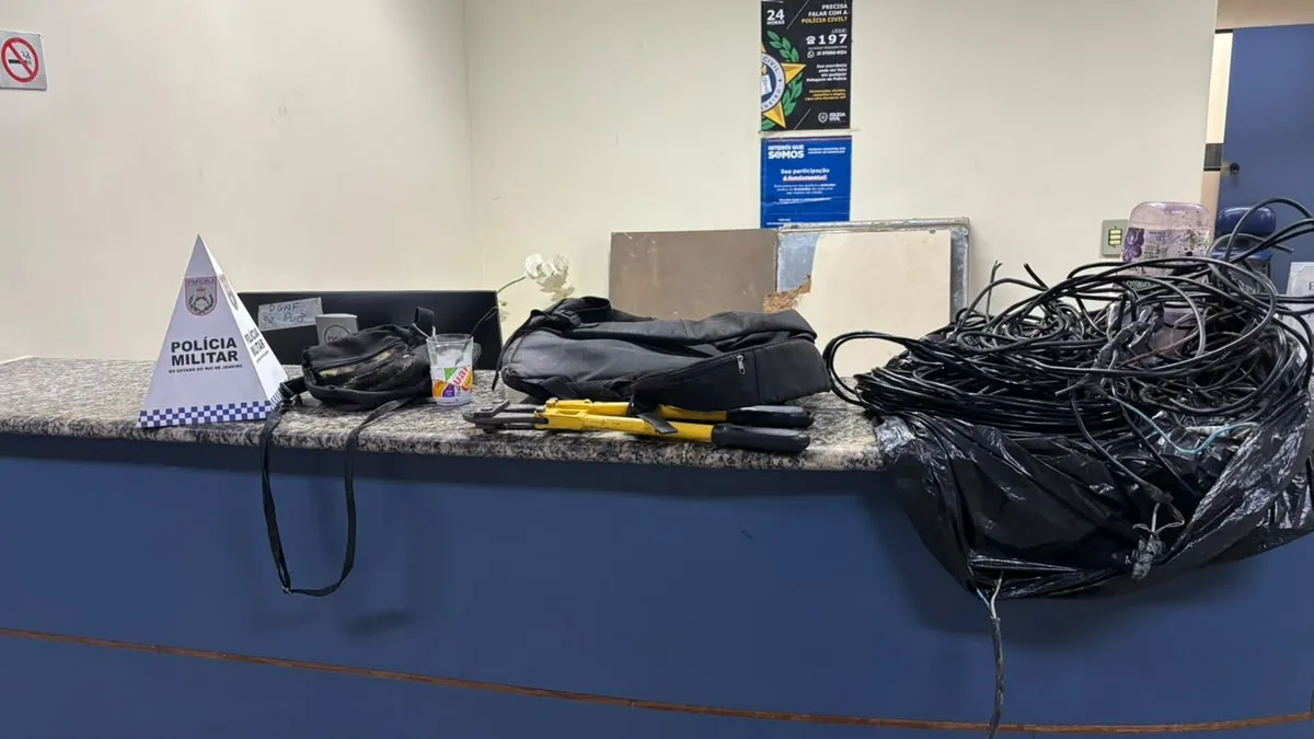 Com os suspeitos, os agentes encontraram um alicate de corte de vergalhão e cerca de 30 metros de fio elétrico