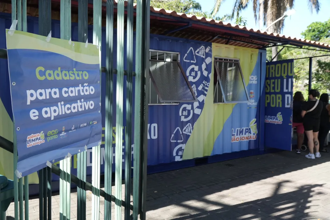 Nos Ecopontos, as pessoas levam seus resíduos e conseguem trocá-los por dinheiro digital, que pode ser utilizado nos comércios locais, complementando a renda mensal de uma família