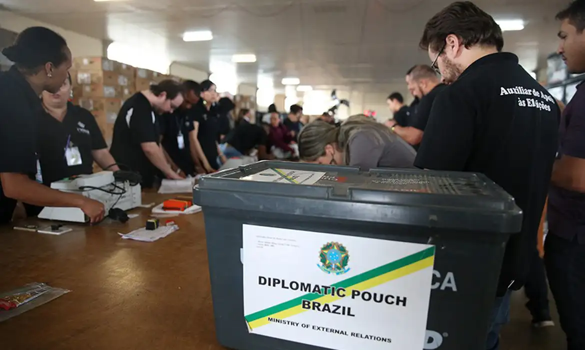 A votação no exterior reúne quase 1 milhão de eleitores brasileiros, distribuídos por 186 cidades de 134 países