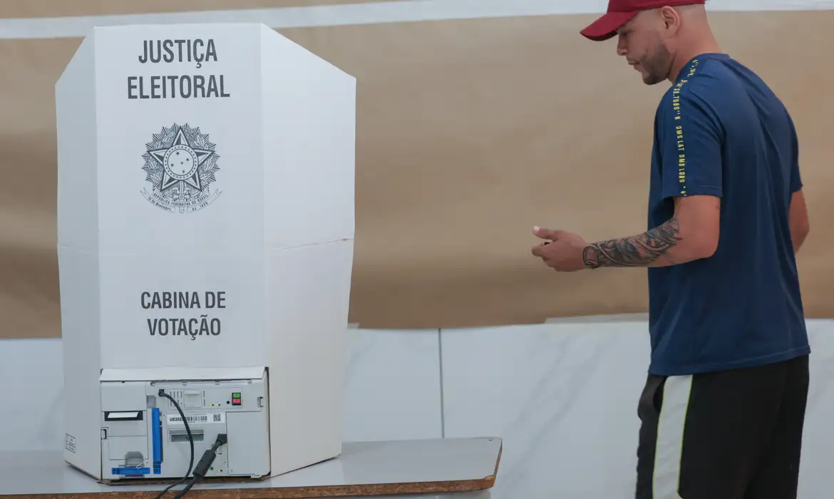 Conforme a orientação operacional informada, as urnas que já haviam sido encerradas permanecem fechadas, inclusive nos casos em que o Boletim de Urna (BU) já foi impresso