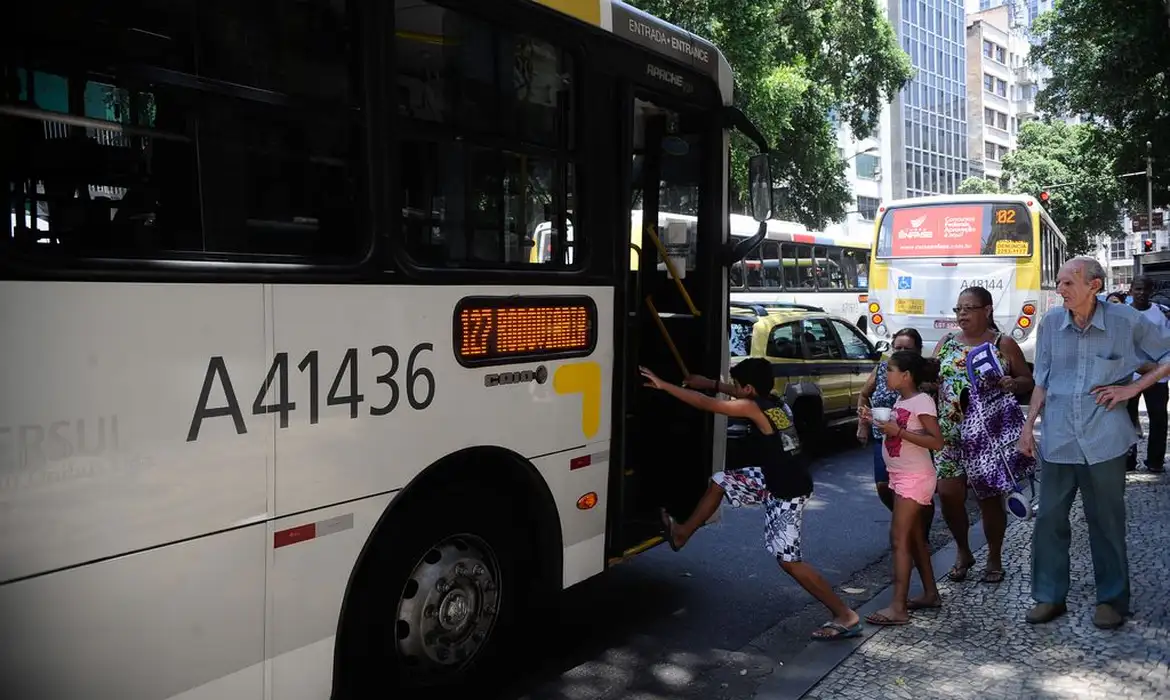 A medida se aplica aos serviços realizados em ônibus urbanos e não é válida para vans do sistema complementar intermunicipal
