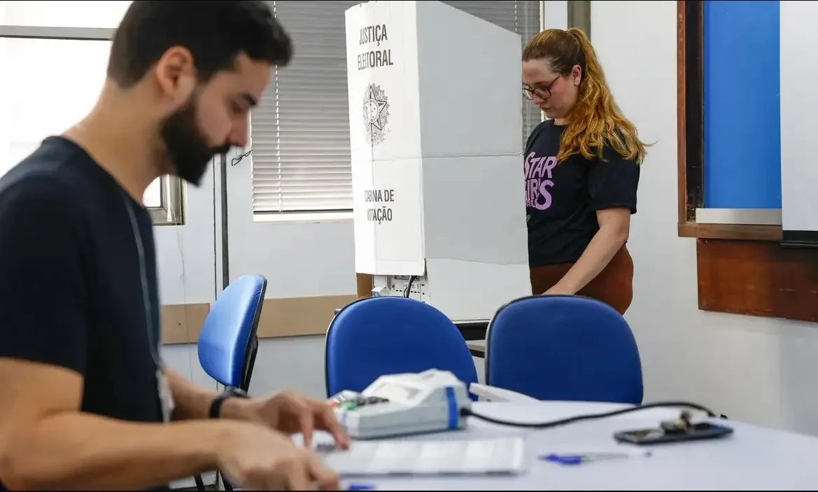 O Tribunal Superior Eleitoral (TSE), alega que cada turno de votação é uma eleição independente