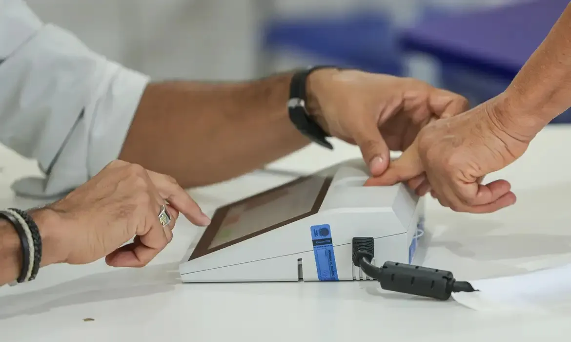 A votação começa às 8h e termina às 17h (horário de Brasília)