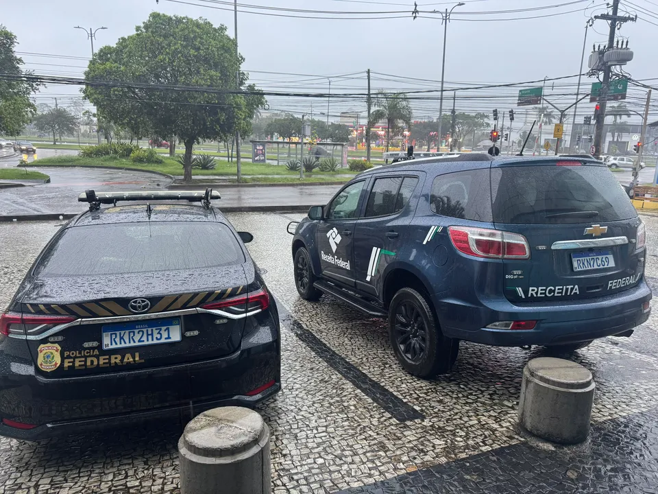 Durante o cumprimento dos mandados, as equipes realizaram buscas com o objetivo de localizar e apreender documentos, equipamentos eletrônicos e outros elementos que possam contribuir para o esclarecimento dos fatos