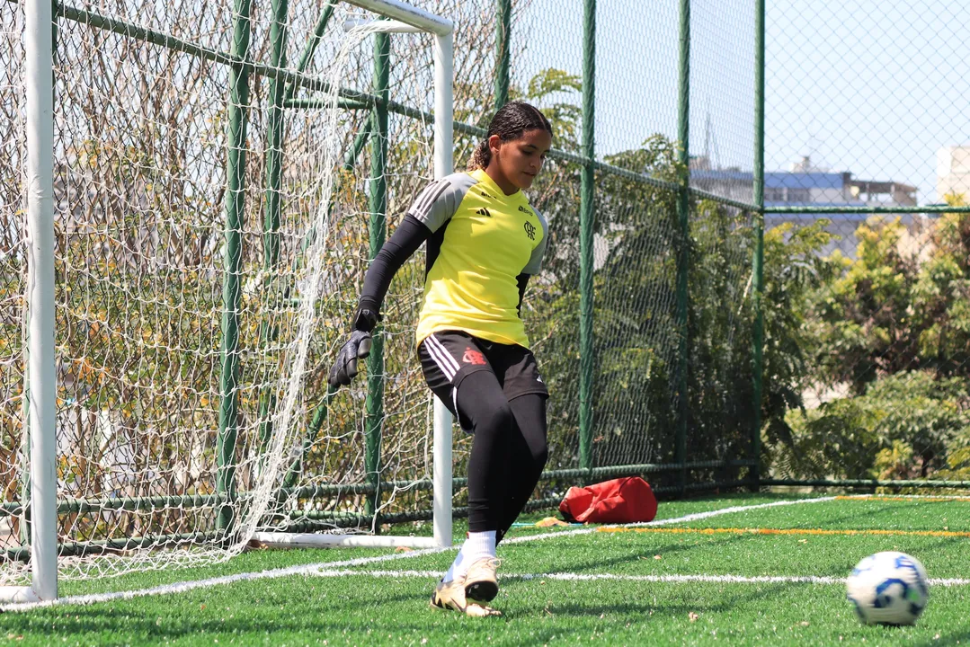 Em São Gonçalo, onde o projeto já era oferecido, a iniciativa mantém as turmas e reforça a atuação do Sesc na formação esportiva de meninas na Região Metropolitana