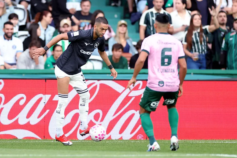 Ziyech foi discreto no empate do Botafogo com o Coritiba, no Couto Pereira