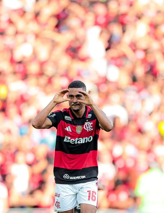 Samuel Lino marcou duas vezes na vitória do Flamengo sobre o Botafogo