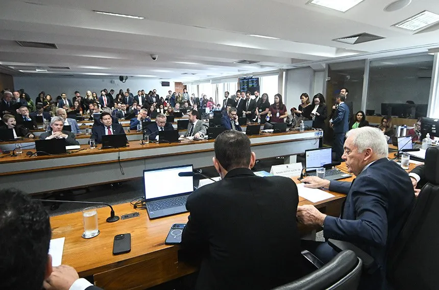 Se for aprovada, a PEC vai reduzir a jornada máxima de trabalho no país, que atualmente pode chegar a 44 horas por semana, para 40 horas semanais