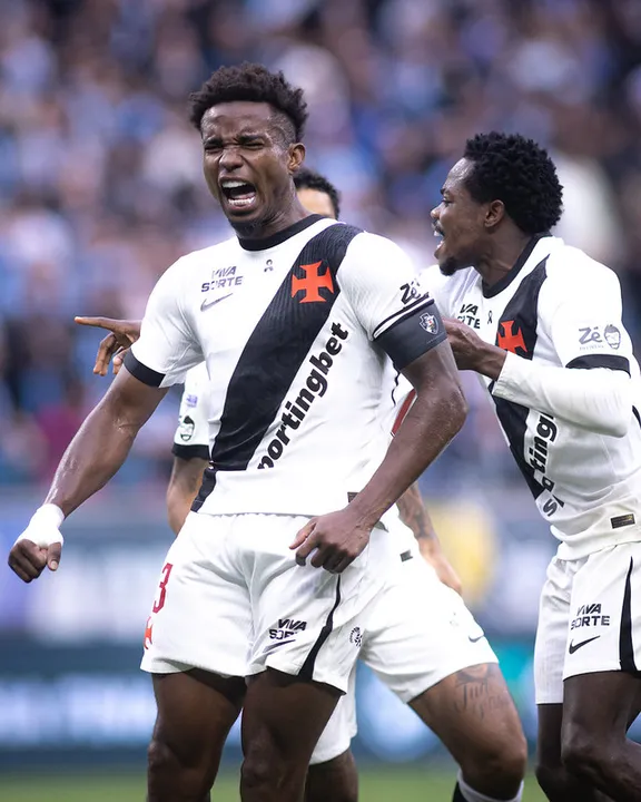 Vasco busca sair do Z-4 contra o Coritiba, neste sábado (19)