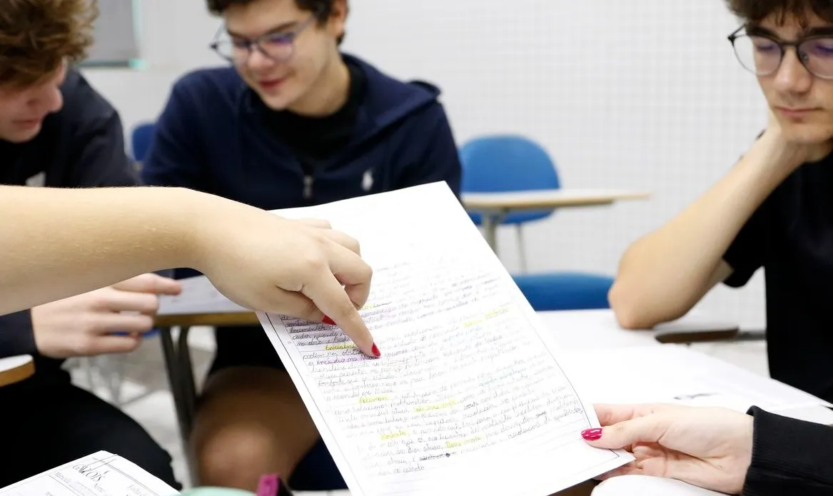 A cartilha detalha as cinco competências avaliadas na produção textual, esclarece como a redação é corrigida e apresenta situações que podem resultar em nota zero