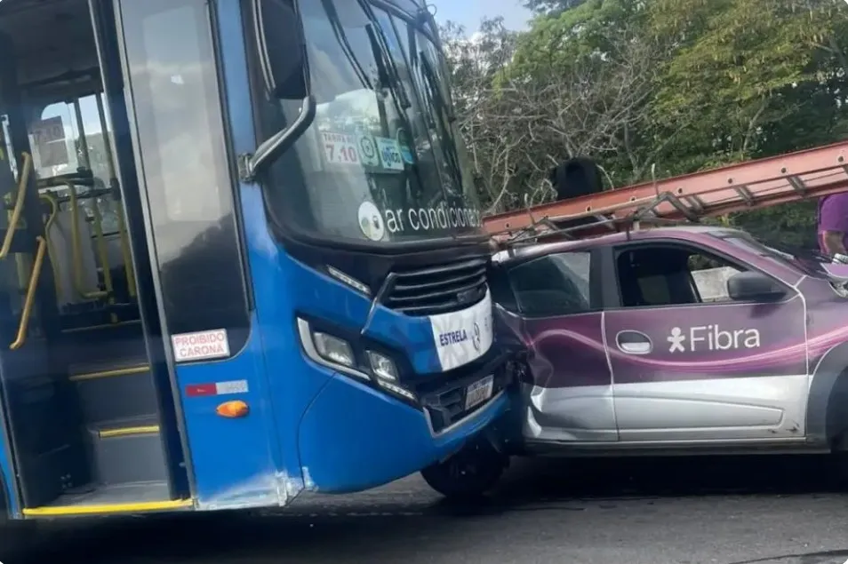 O coletivo atingiu três carros, influindo uma viatura da Guarda Municipal