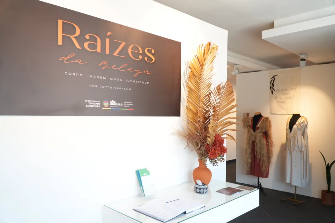 A mostra está organizada em quatro dimensões: corpo, imagem, moda e identidade