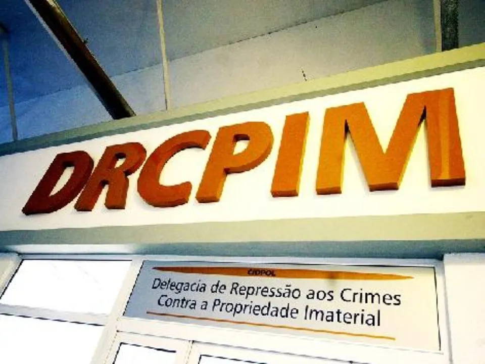 Policiais civis da Delegacia de Repressão aos Crimes Contra a Propriedade Imaterial