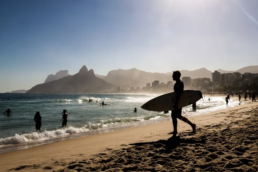 O Inea alerta que o banho de mar deve ser evitado nas 24 horas após a ocorrência de chuvas e próximo à saída de galeria de águas pluviais