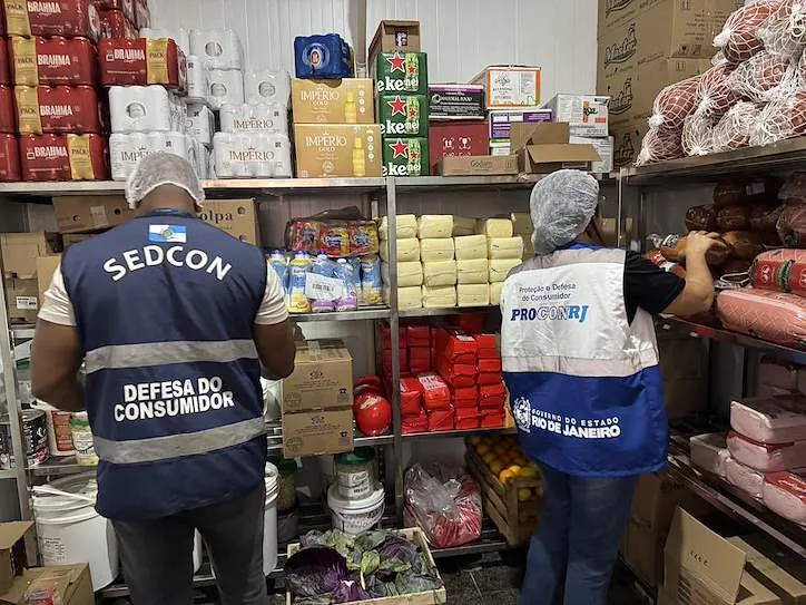Além dos produtos impróprios, a equipe identificou problemas estruturais nos estabelecimentos