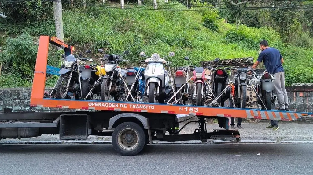 Segundo informações divulgadas pela Polícia Militar, as autuações tiveram como consequência a apreensão de 10 motocicletas ao todo