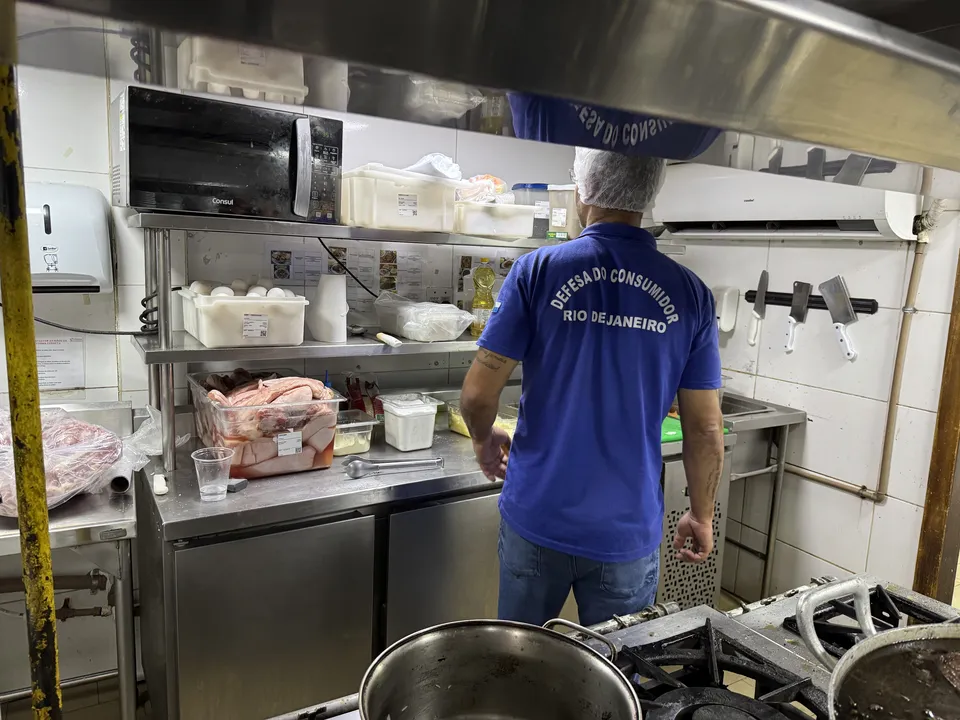 Entre os problemas identificados durante a ação estavam ralos sem proteção, pisos quebrados em áreas do bar, da cozinha, entre outros