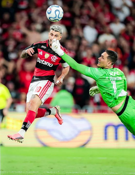 Arrascaeta aproveitou bobeira do goleiro e escorou de cabeça para empatar a partida