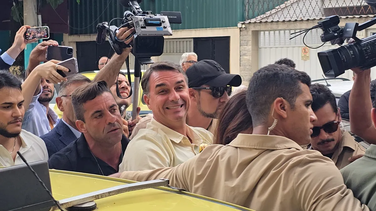Flávio Bolsonaro lidera disputa pela Presidência com 31,90% das urnas apuradas