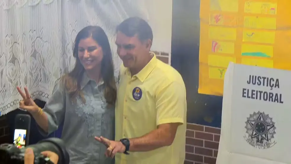 Flávio Bolsonaro esteve acompanhado da esposa Fernanda e do governador eleitor, Douglas Ruas